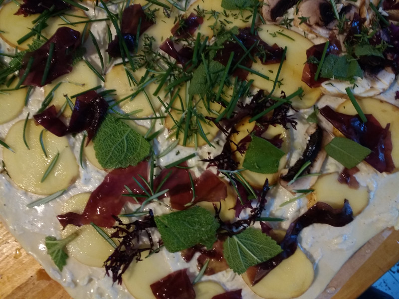 Making white pizza with vegan bacon (dulse)